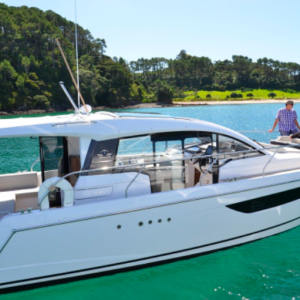 Sealine C330 med Volvo Penta 2x 220 hk från 2016