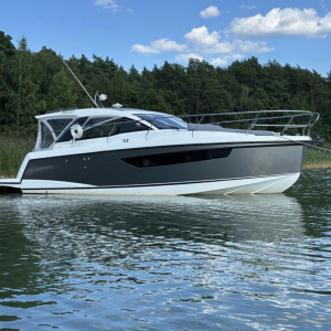 Sealine C330 med 2 x Volvo Penta 220 HK från 2017