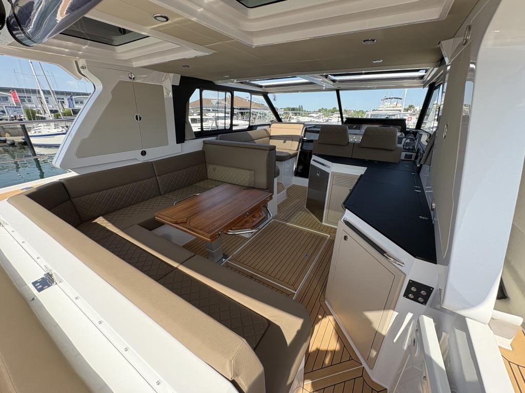 Aquador 400 HT med 2 x Volvo Penta 320 hk från 2025 / Passa på! - Bild 8