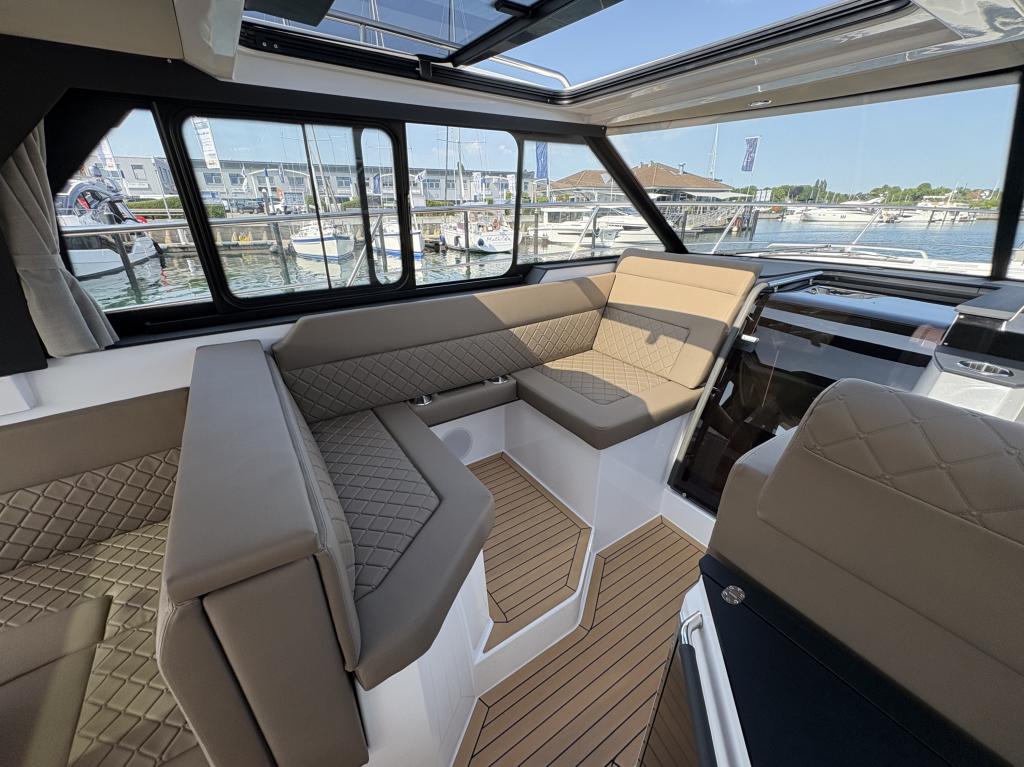 Aquador 400 HT med 2 x Volvo Penta 320 hk från 2025 / Passa på! - Bild 9