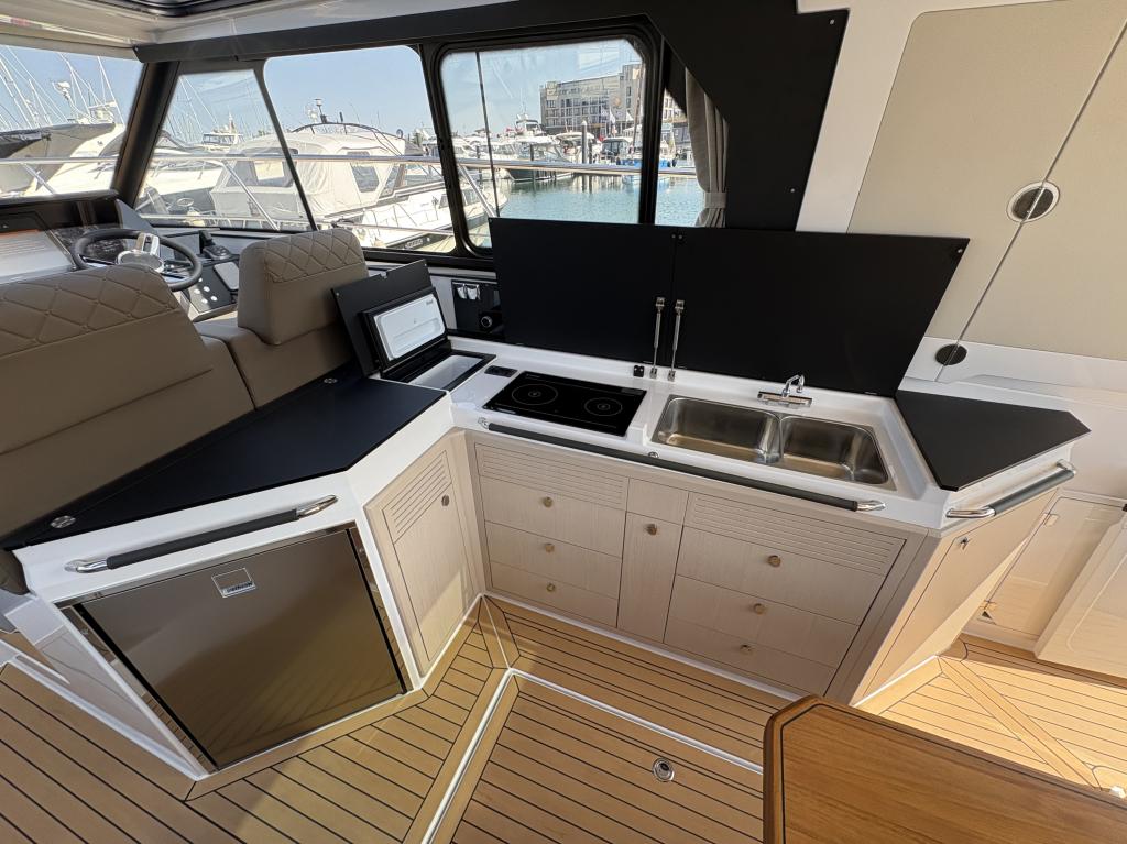 Aquador 400 HT med 2 x Volvo Penta 320 hk från 2025 / Passa på! - Bild 10