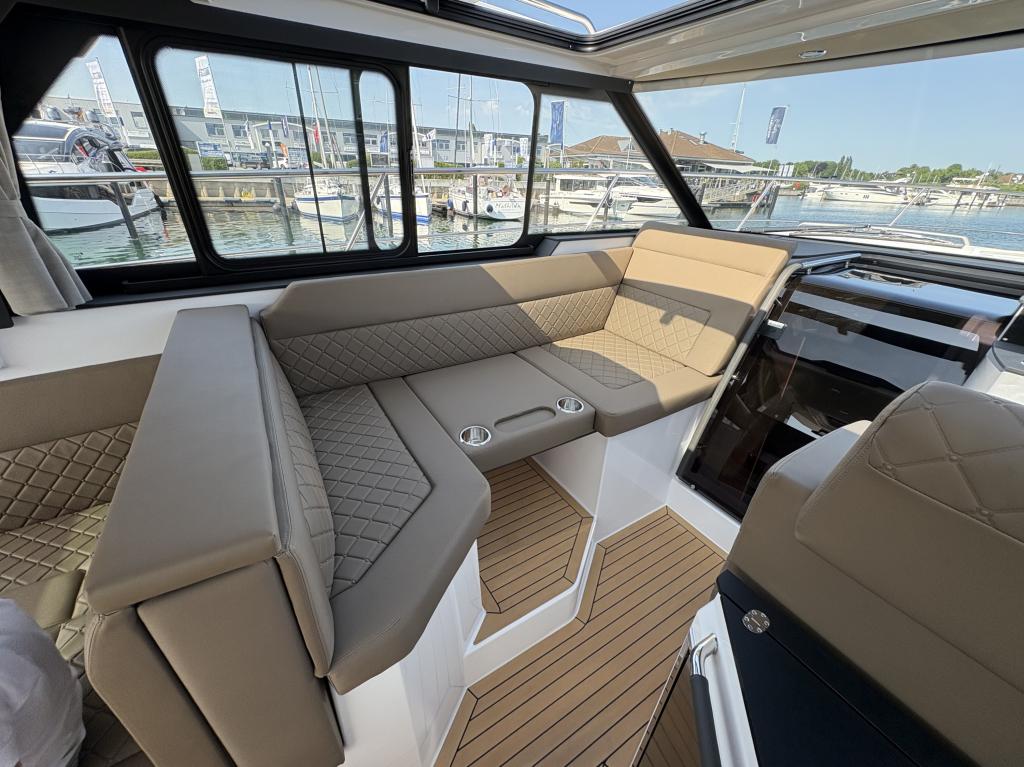 Aquador 400 HT med 2 x Volvo Penta 320 hk från 2025 / Passa på! - Bild 11