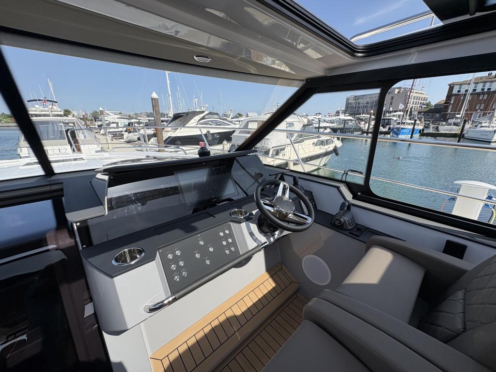 Aquador 400 HT med 2 x Volvo Penta 320 hk från 2025 / Passa på! - Bild 13