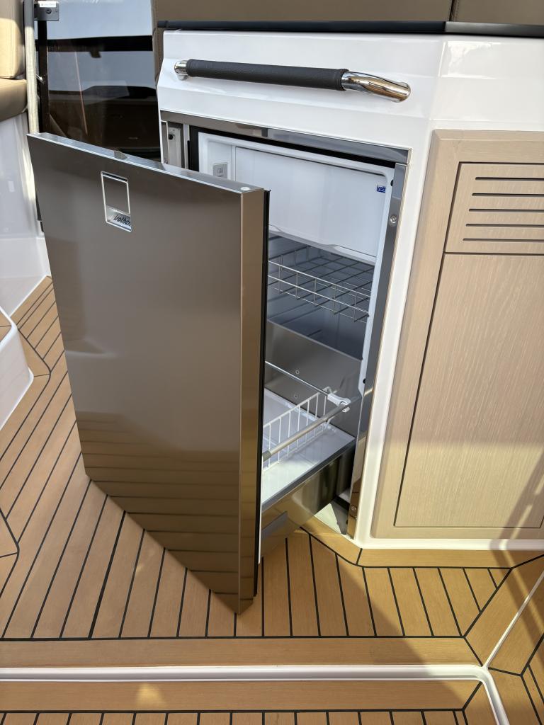 Aquador 400 HT med 2 x Volvo Penta 320 hk från 2025 / Passa på! - Bild 14