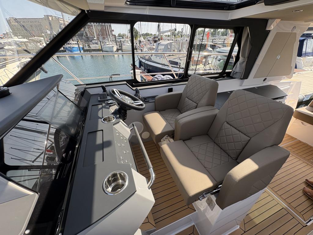 Aquador 400 HT med 2 x Volvo Penta 320 hk från 2025 / Passa på! - Bild 15