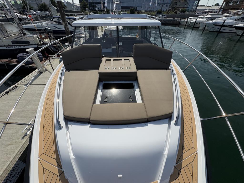 Aquador 400 HT med 2 x Volvo Penta 320 hk från 2025 / Passa på! - Bild 17