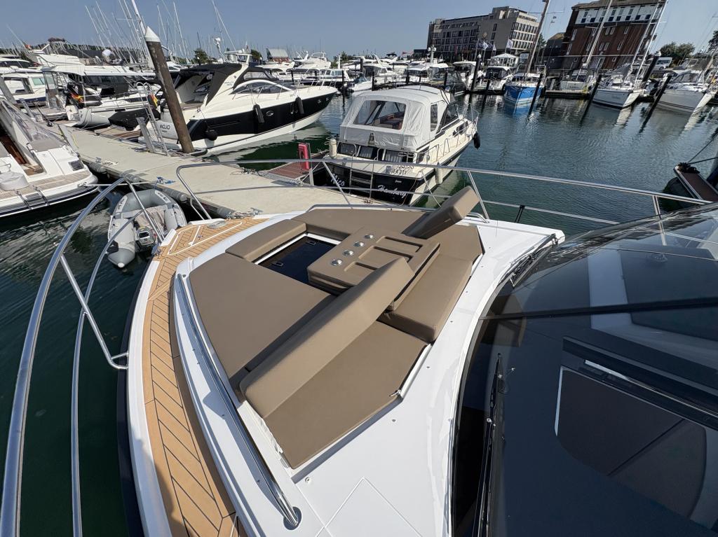 Aquador 400 HT med 2 x Volvo Penta 320 hk från 2025 / Passa på! - Bild 19