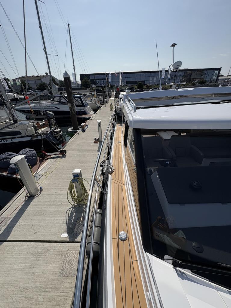 Aquador 400 HT med 2 x Volvo Penta 320 hk från 2025 / Passa på! - Bild 22