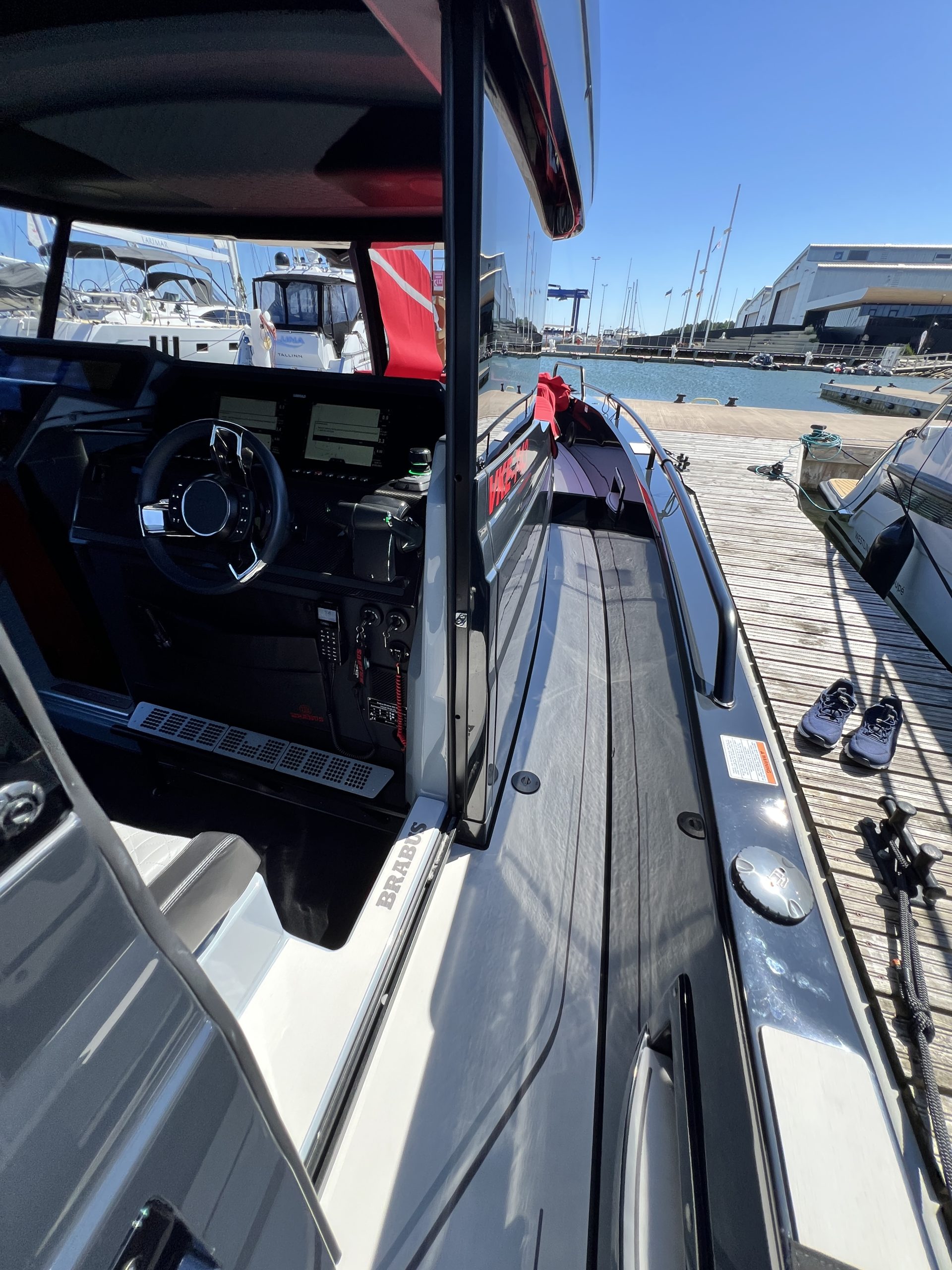 BRABUS 900 Shadow med 2 x Mercury 450R från 2023 / Högpresterande Black Ops Edition - Bild 54
