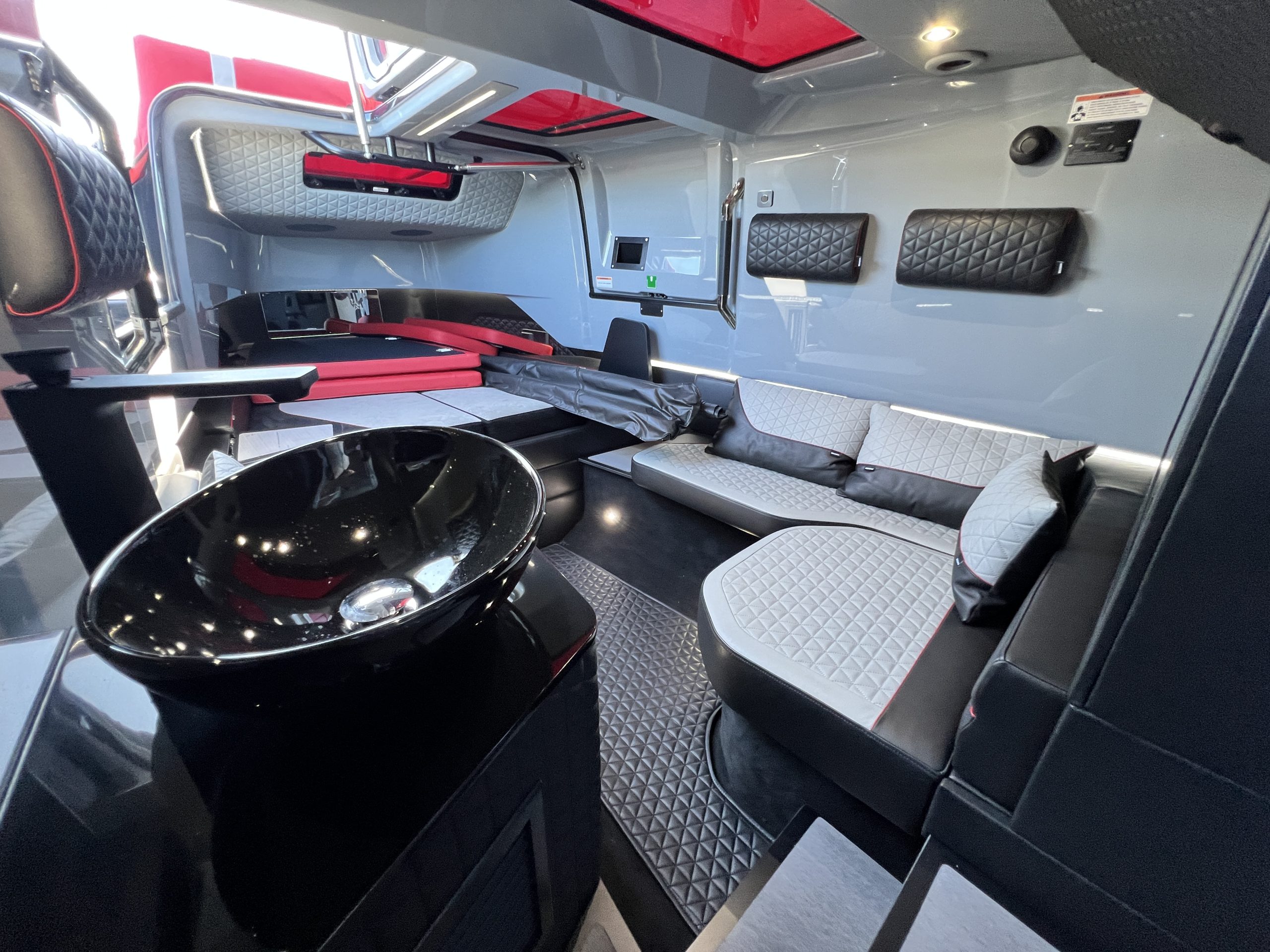 BRABUS 900 Shadow med 2 x Mercury 450R från 2023 / Högpresterande Black Ops Edition - Bild 42
