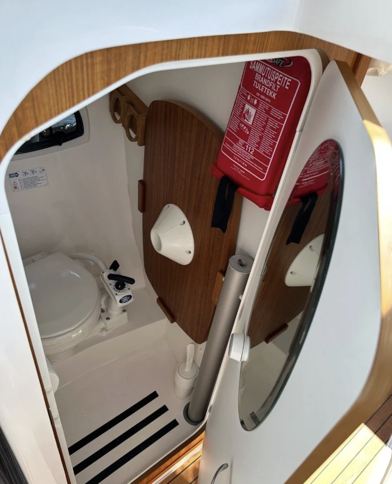 Aquador 25 HT med MerCruiser 250 HK från 2019 / 5 174 kr/mån - Bild 13