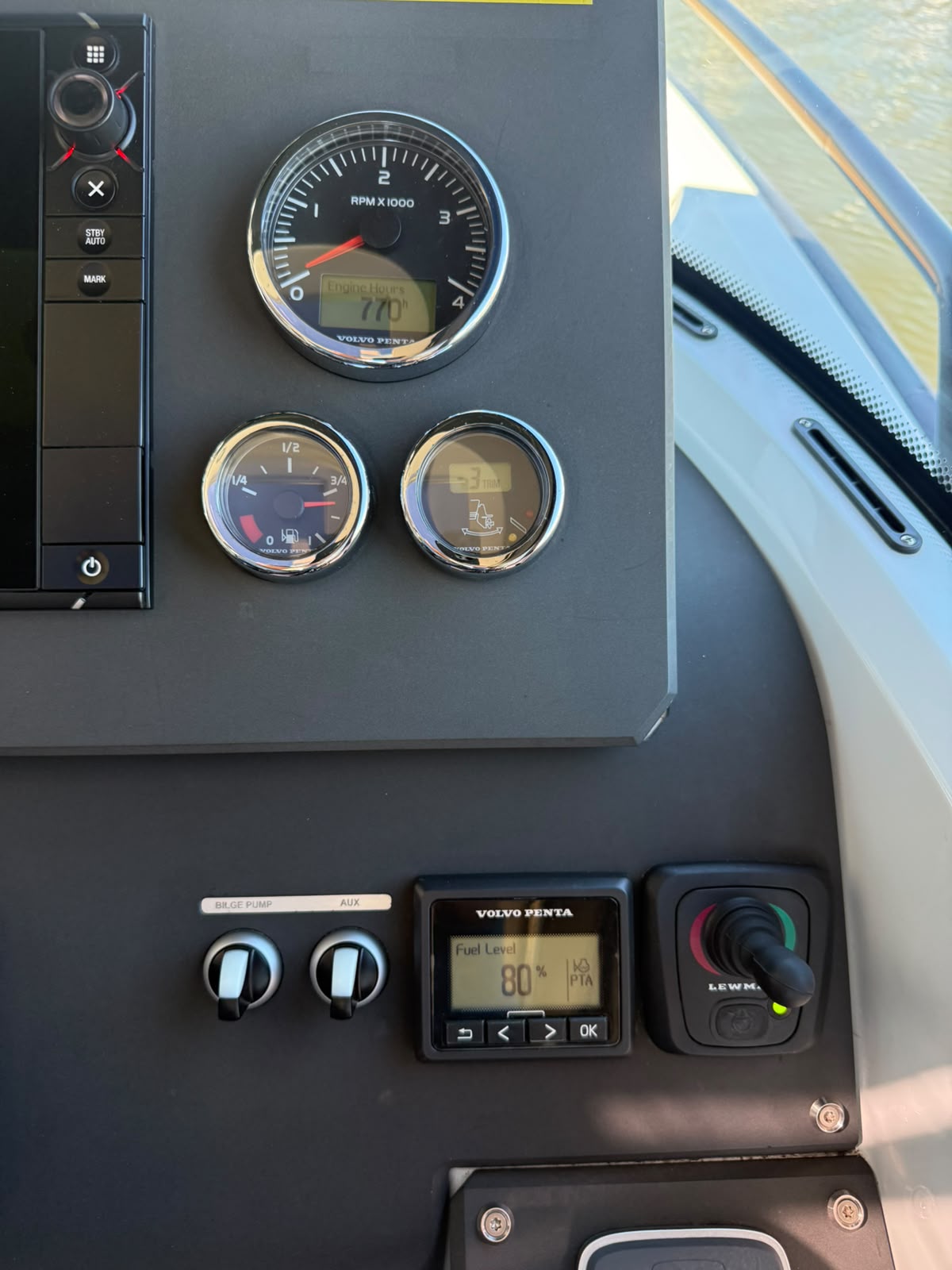 XO 270 RS Cabin med Volvo Penta 300 HK från 2015 / 5 986 kr/mån - Bild 9