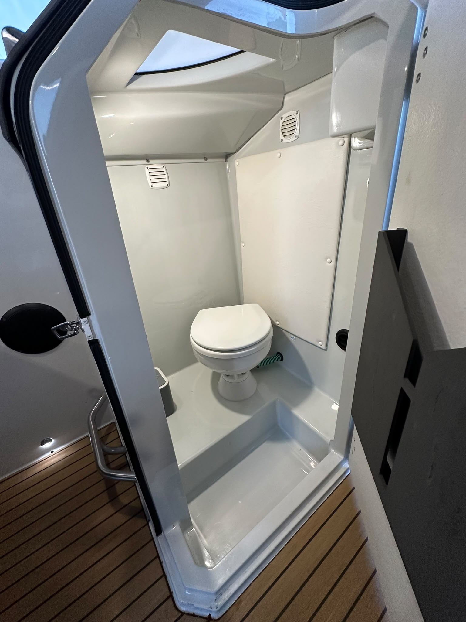 XO 270 RS Cabin med Volvo Penta 300 HK från 2015 / 5 986 kr/mån - Bild 18