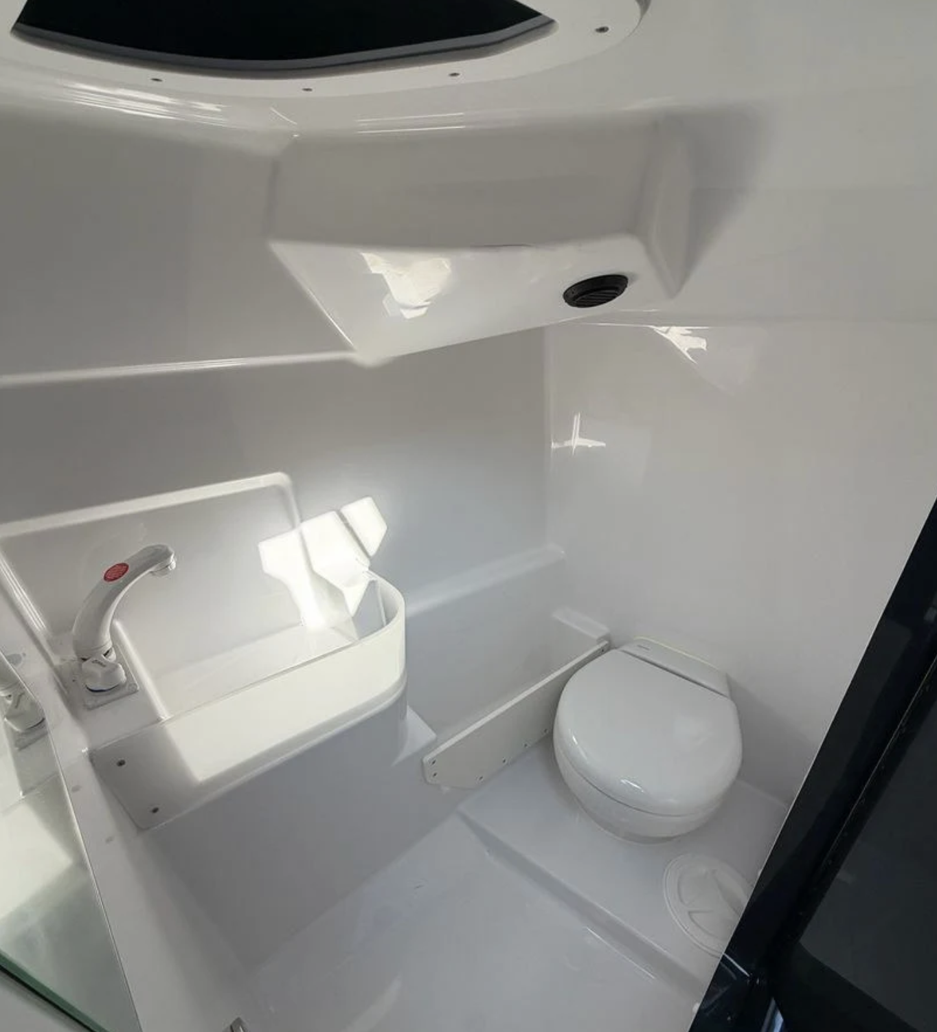 XO EXPLR 9 med Mercury 300 hk från 2022 / 7 894 kr/mån - Bild 14